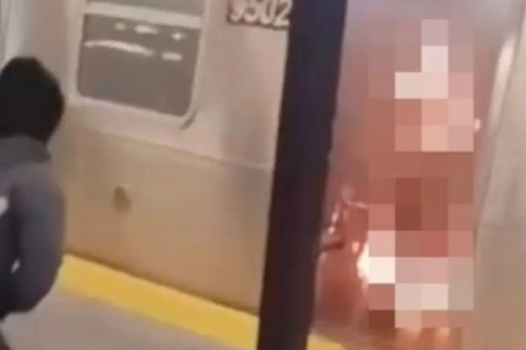 Imagen Muere mujer quemada viva intencionadamente en un vagón del metro de NY