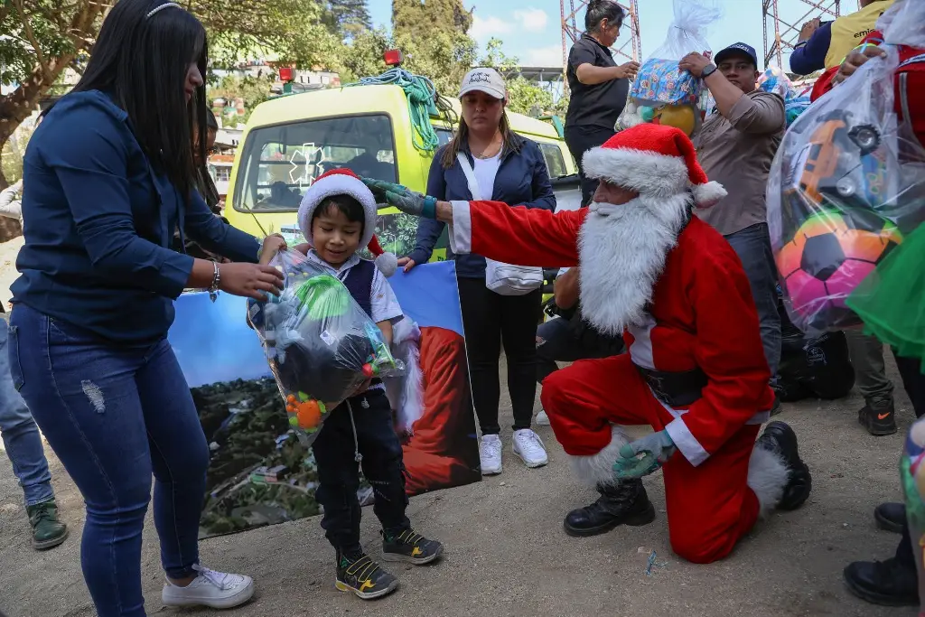 Imagen Santa Claus no falla y llega a cita anual con acrobacias y regalos 