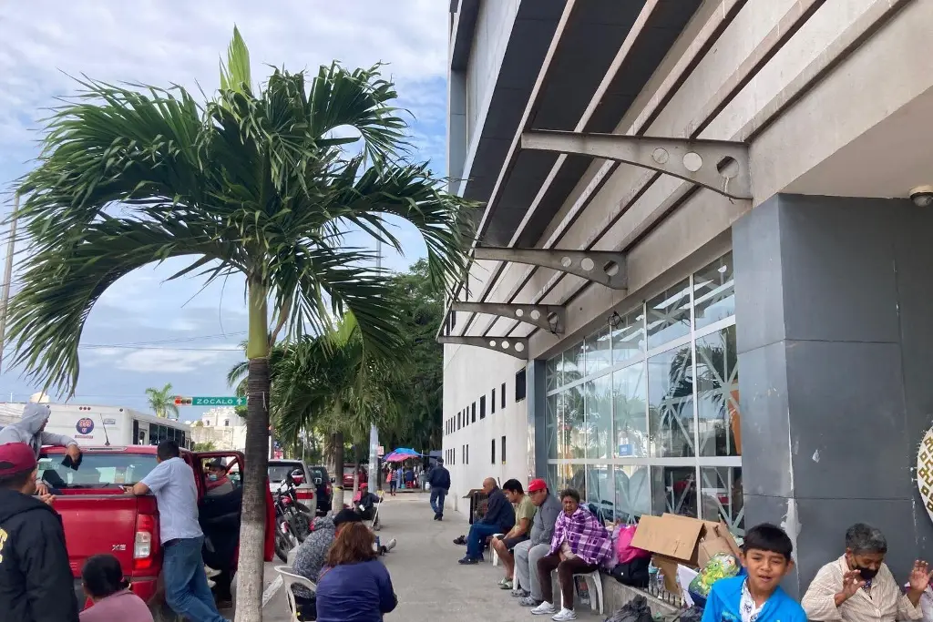 Imagen Familias que esperan en Hospital de Veracruz agradecen a personas que llevan comida