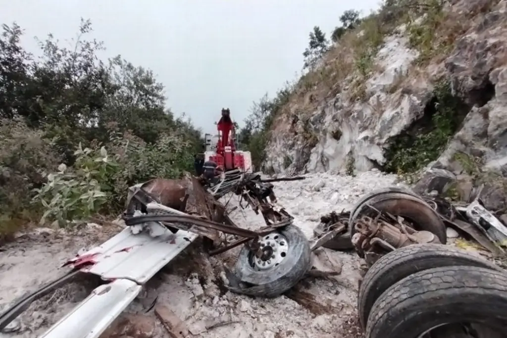 Imagen Identifican a dos muertos por accidente de tráiler en autopista de Veracruz