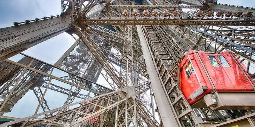 Imagen Más de mil personas son evacuadas de la Torre Eiffel por un incendio