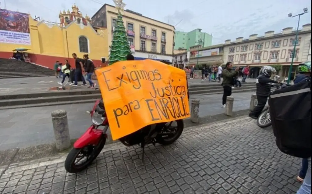 Imagen Motorepartidores bloquean el centro de Xalapa en protesta por la detención de un compañero