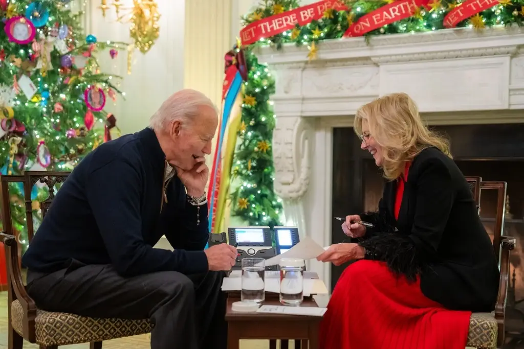 Imagen Joe Biden y su esposa Jill ayudan a rastrear el recorrido de Santa Claus por Navidad