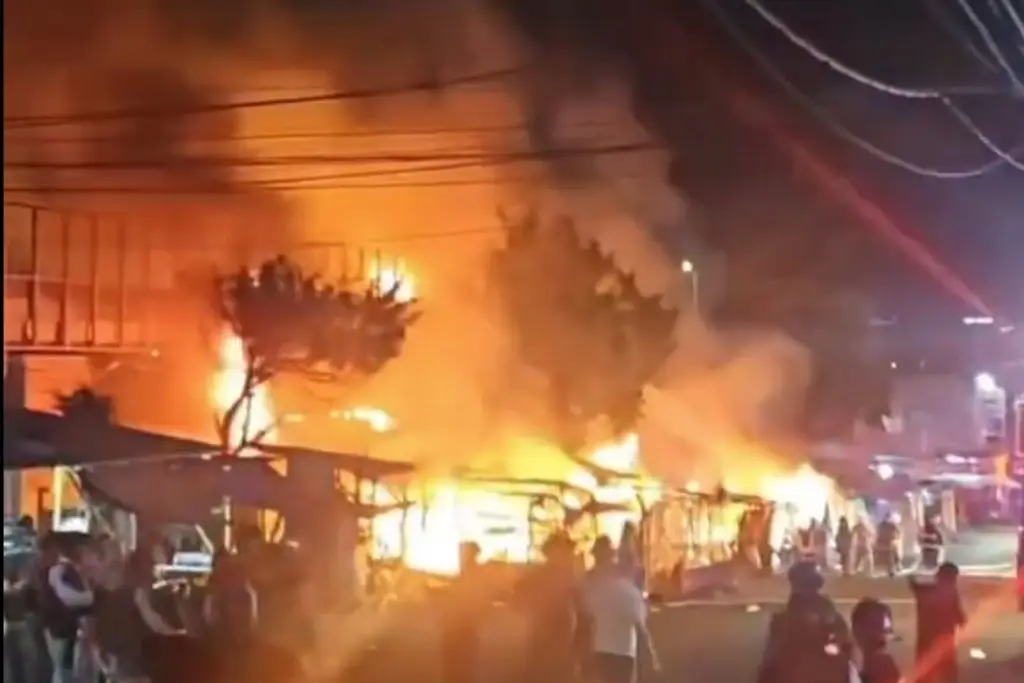 Imagen Incendio por pirotecnia consume mercado de Acapulco