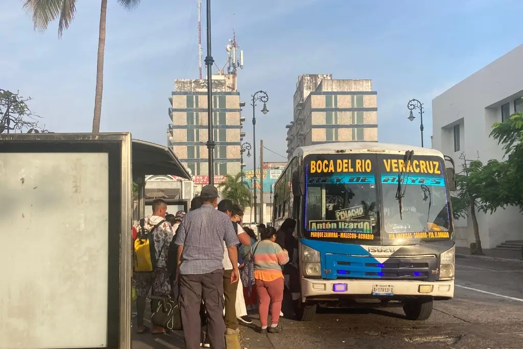 Imagen Hasta 2 horas tardaron usuarios en tomar transporte público en Veracruz esta Navidad