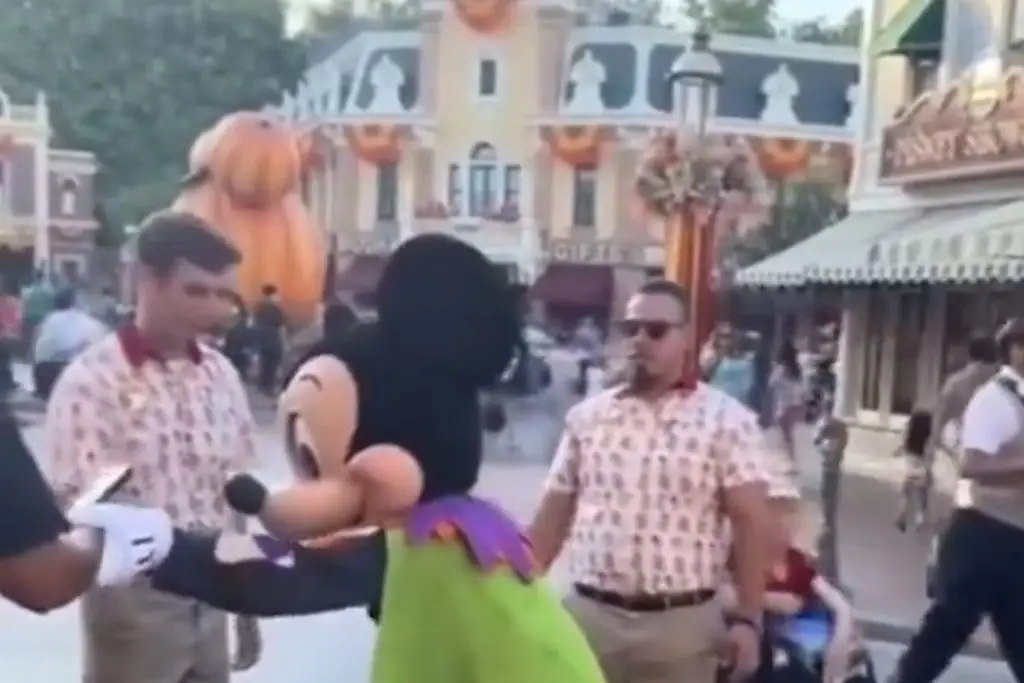 Imagen Mickey Mouse reprende a papá por 'descuidar' a su hijo (+Video)