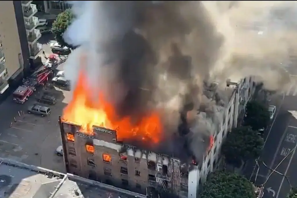 Imagen Reportan incendio en el emblemático hotel Morrison, portada de álbum de The Doors