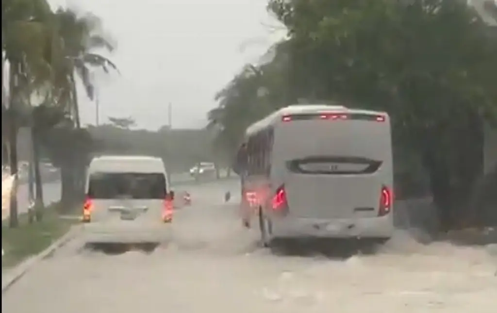 Imagen Cancún, Quintana Roo, inundado en plena temporada vacacional alta