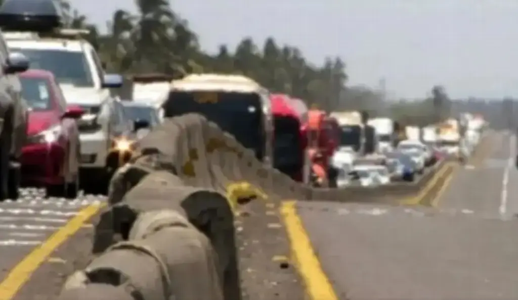 Imagen Tome precauciones, se registra el cierre total de circulación en carretera de Veracruz