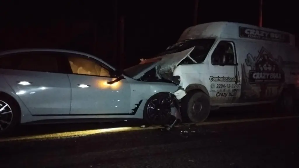 Imagen Trágico choque entre camioneta Van y auto de lujo deja 1 muerto, en Medellín