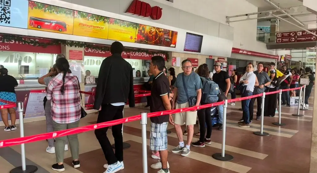 Imagen Gran afluencia de personas en la terminal de autobuses del puerto de Veracruz