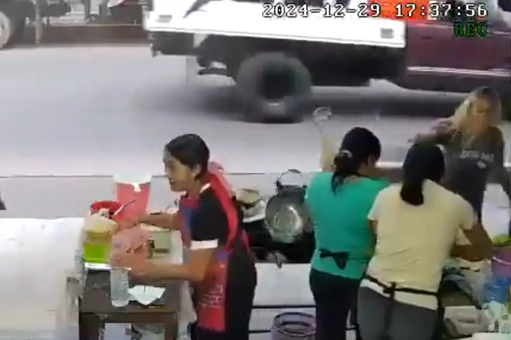 Imagen Lanzan cazo de aceite hirviendo a mujer en puesto de comida