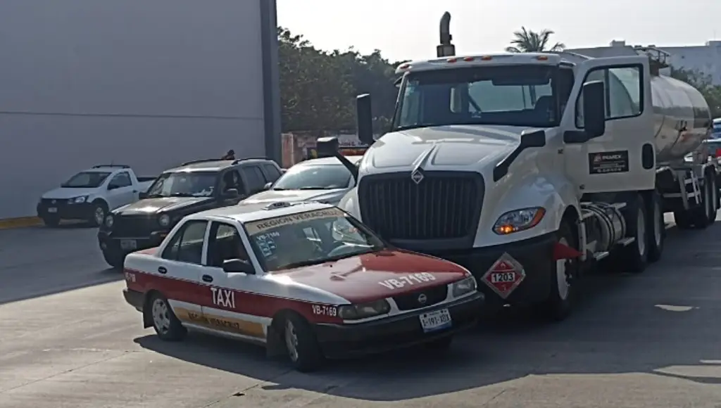 Imagen Pipa arrastra a taxi con todo y pasajeros en avenida de Veracruz