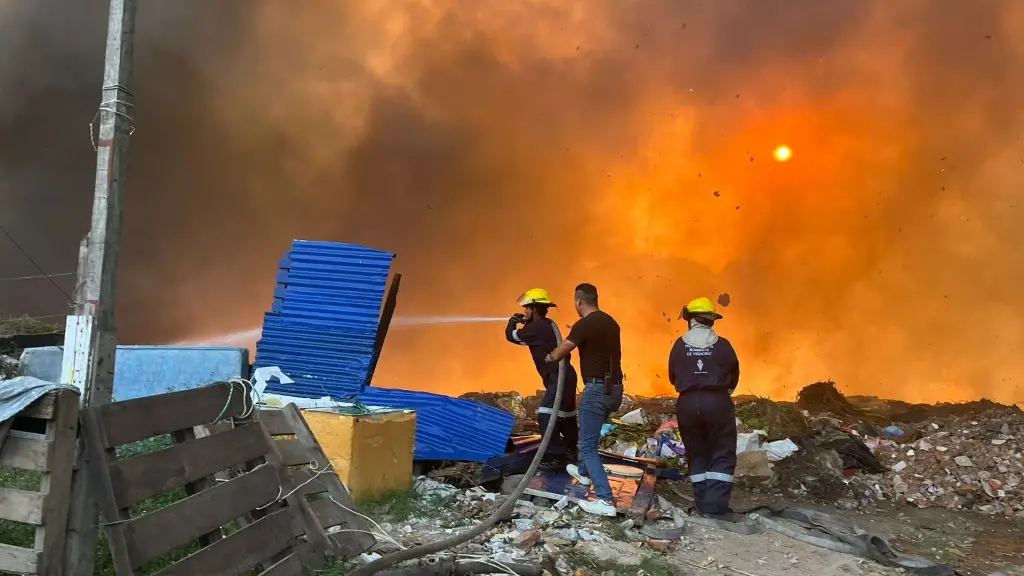 Imagen Bomberos intentan sofocar incendio en colonia de Veracruz; desalojan cerca de 20 casas 