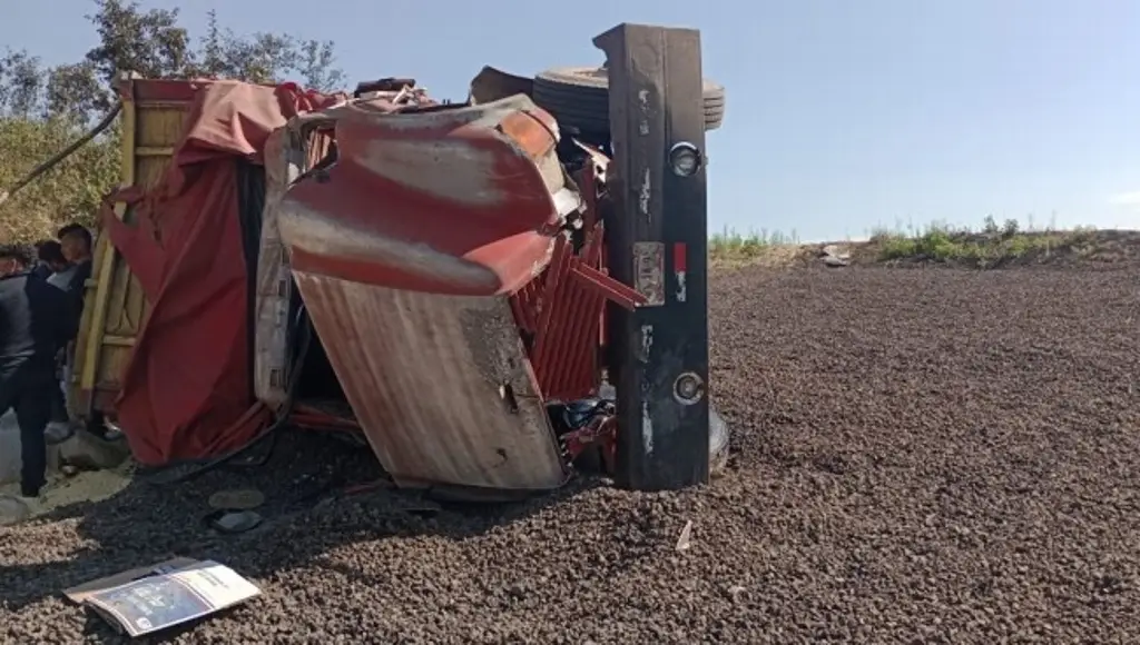 Imagen Camión de carga se queda sin frenos y se accidenta en autopista de Veracruz 