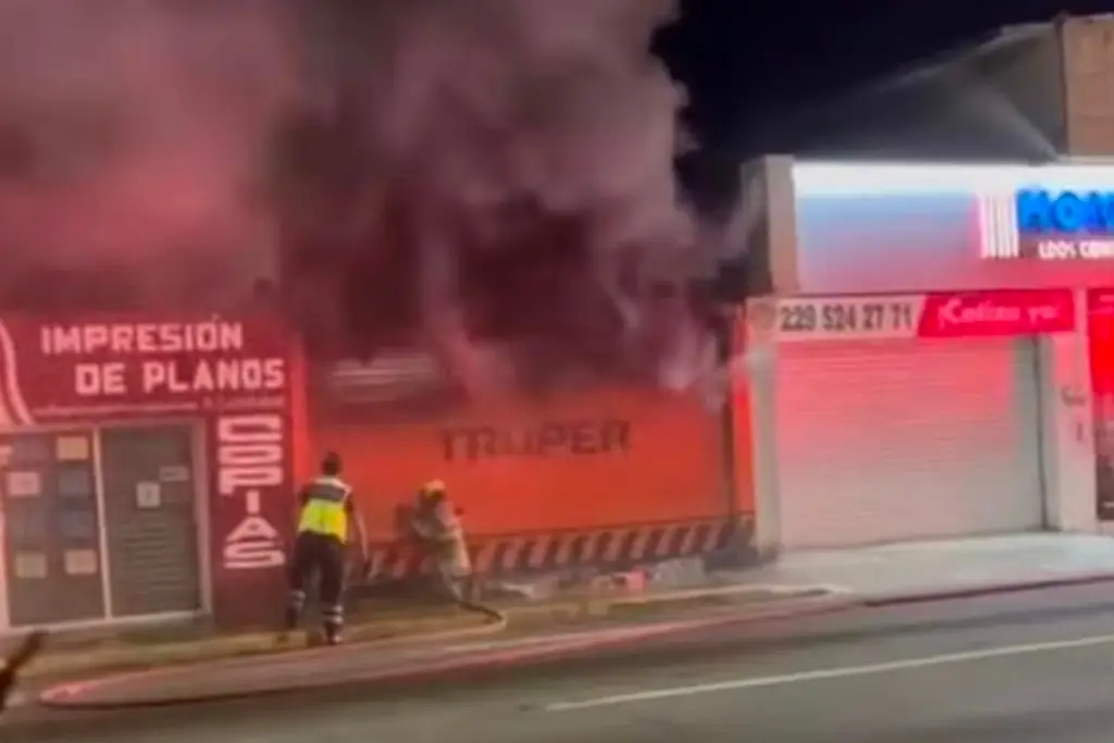 Imagen Incendio en ferretería de Boca del Río; hay desvío del paso vehicular 