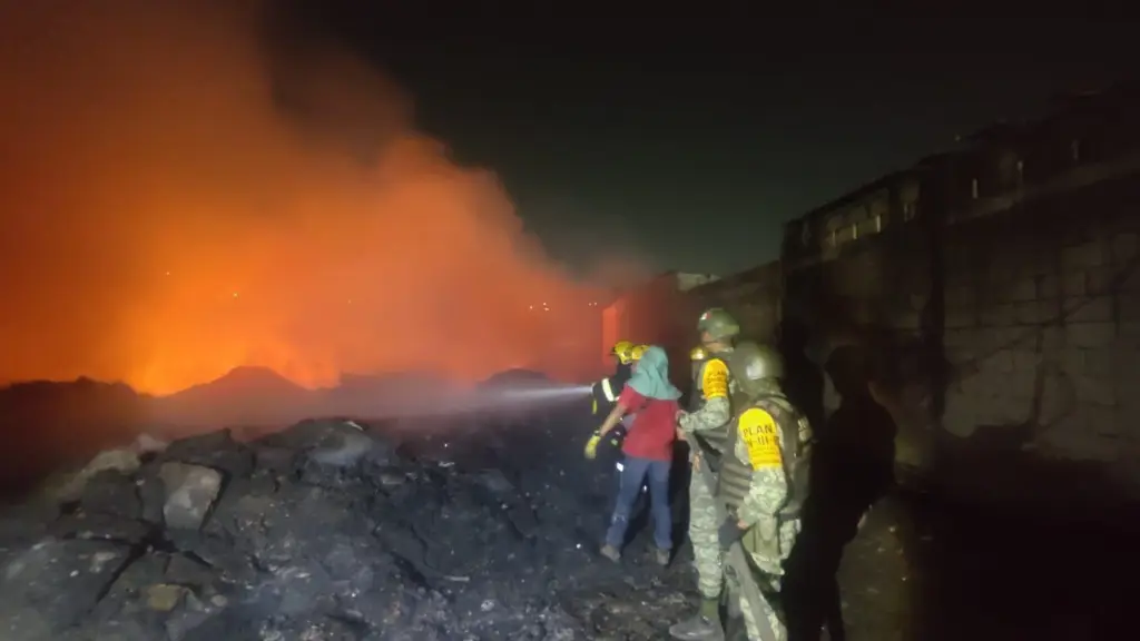 Imagen Controlan al 100% incendio en colonia de Veracruz; evacúan a 70 personas 