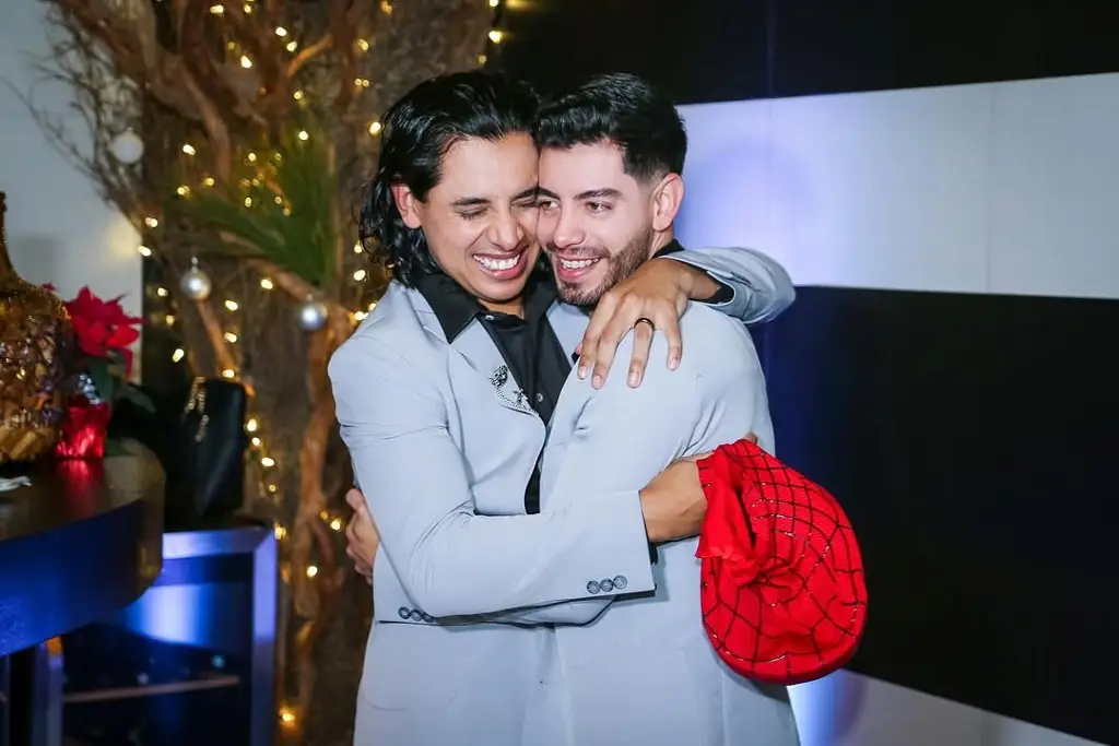 Imagen ¡Mucho amor! Jhonny Caz, de Grupo Firme, se casó con su novio (+fotos)