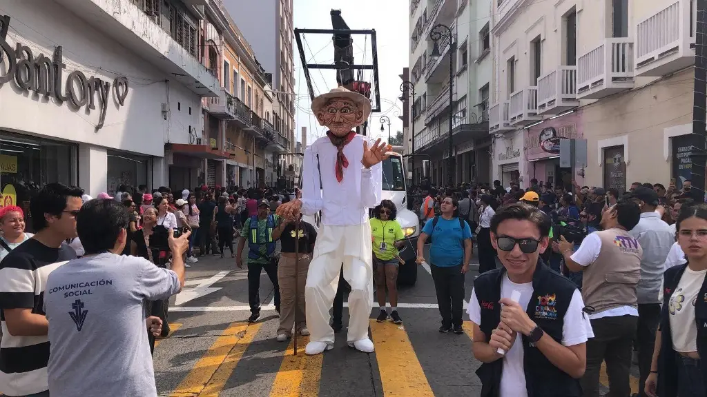 Imagen Con un gran desfile, despiden el Año Viejo en Veracruz 