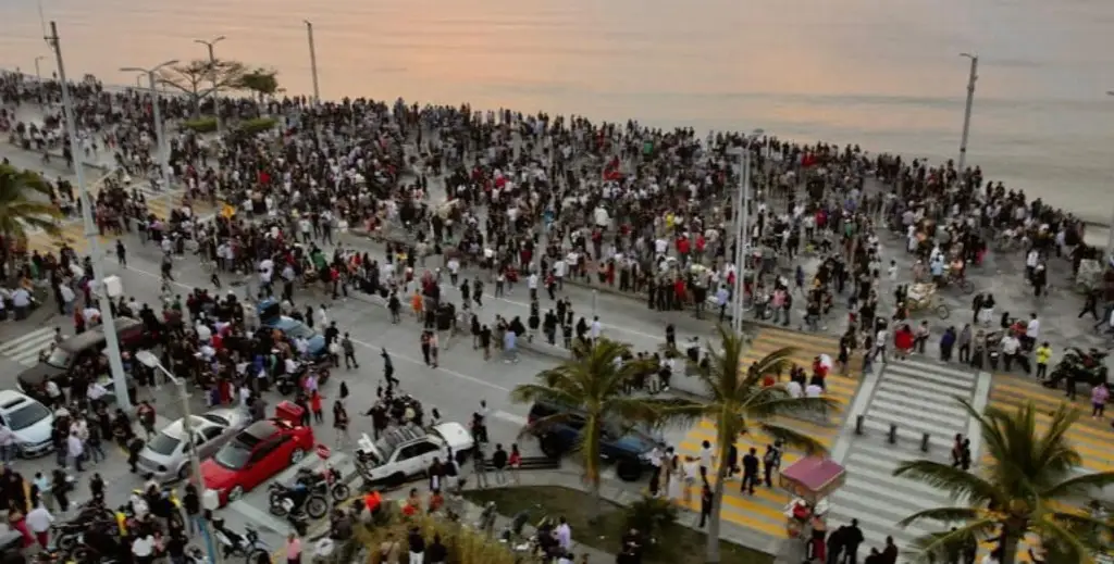 Imagen Activan operativo y limpian bulevar de Boca del Río por festejos de fin de año