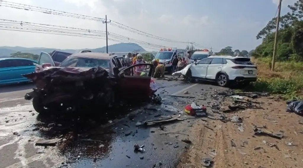 Imagen Se registra aparatoso choque frontal en carretera de Veracruz; hay 2 muertos y 2 heridos