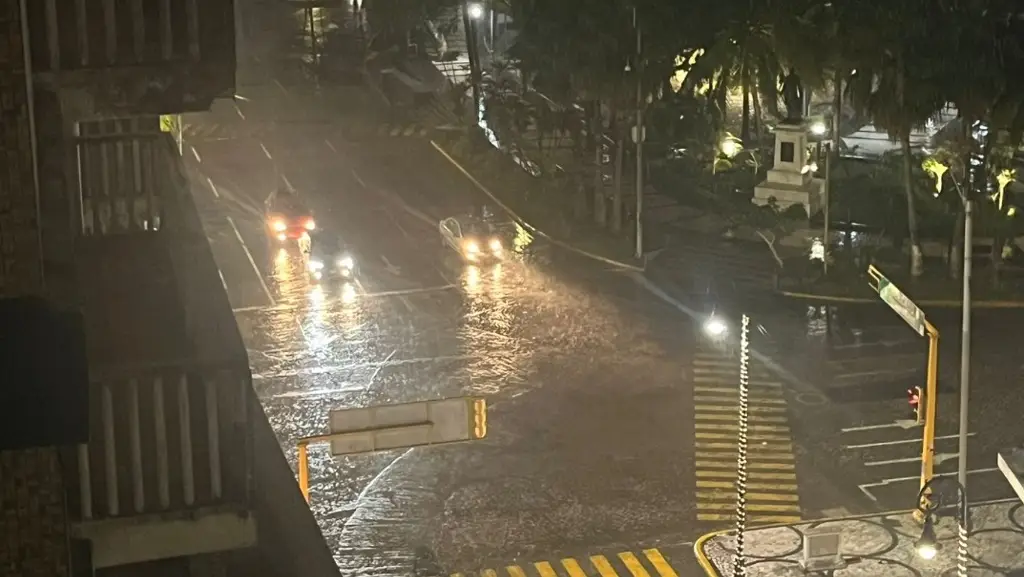 Imagen Fuerte lluvia en centro del puerto de Veracruz en el primer día del 2025 