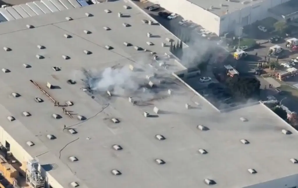 Imagen Avioneta se estrella contra edificio en Fullerton, California; reportan 11 heridos