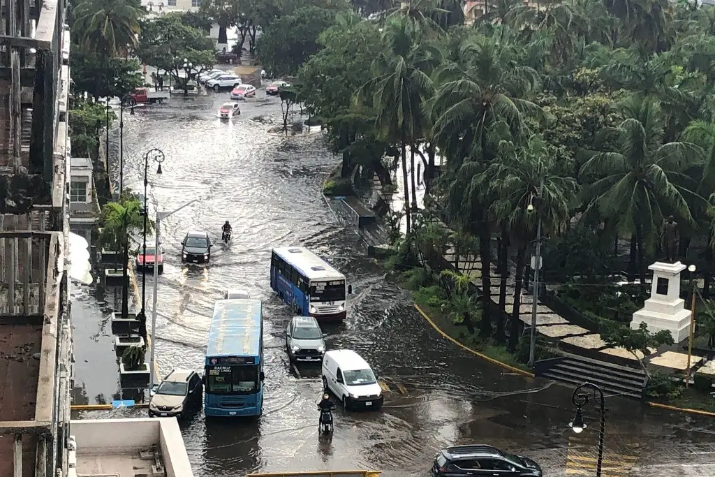 Imagen Calles inundadas por fuerte lluvia en Veracruz