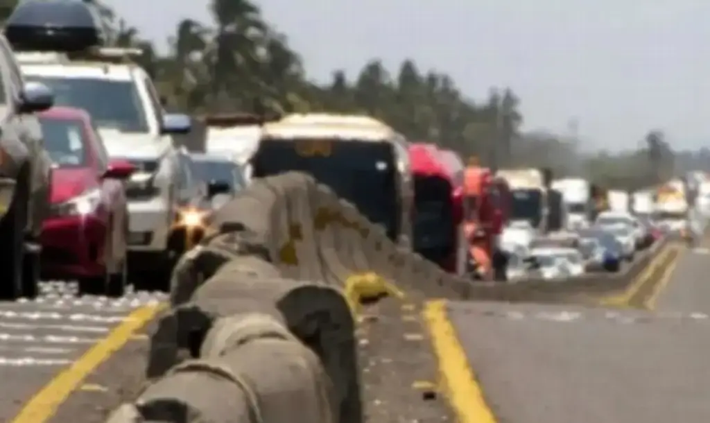 Imagen Hay cierre parcial de circulación en autopista con dirección a la ciudad de Veracruz 