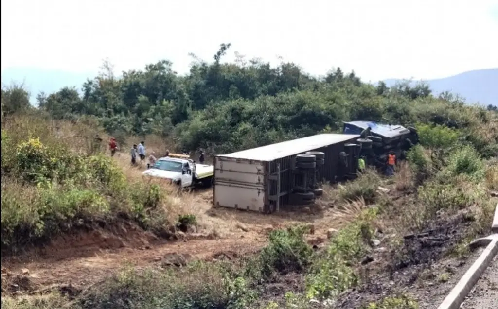 Imagen Vuelca tráiler cargado con motocicletas y cuatrimotos en autopista de Veracruz 