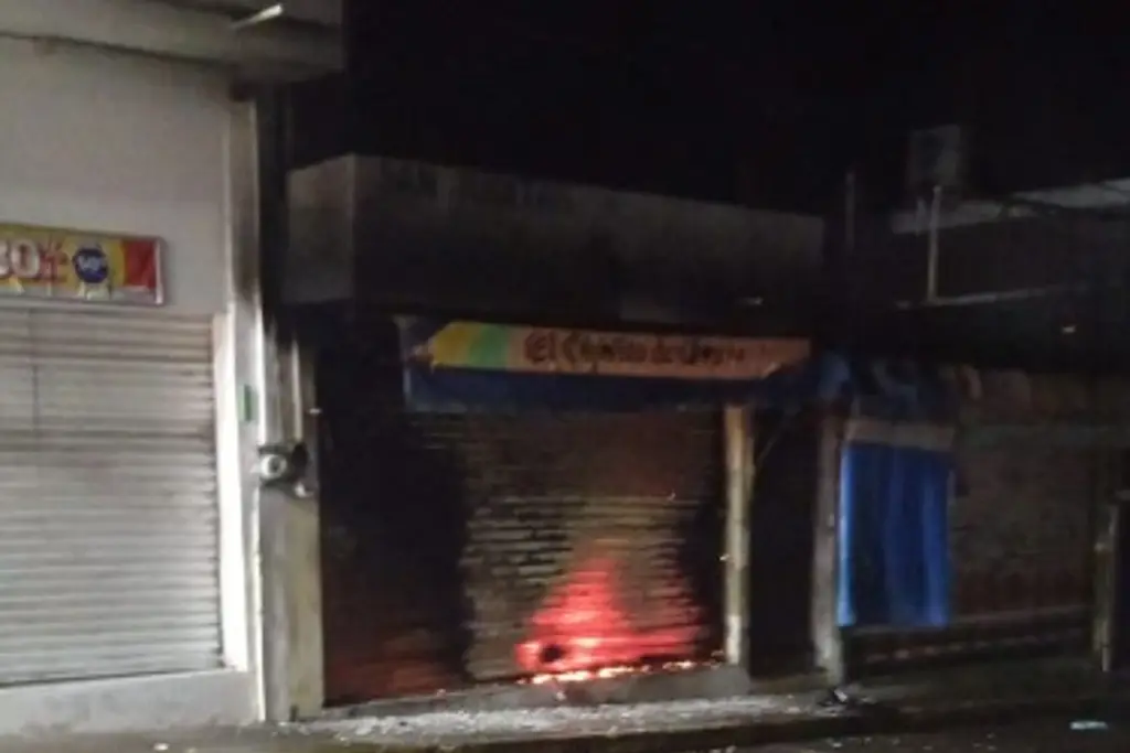 Imagen En plena madrugada se incendió zapatería en Alvarado (video)