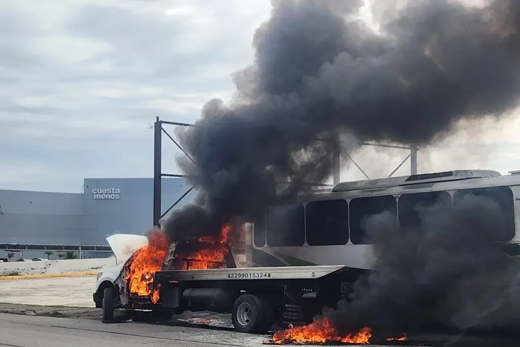 Imagen Se incendia grúa en Rafael Cuervo, en Veracruz 