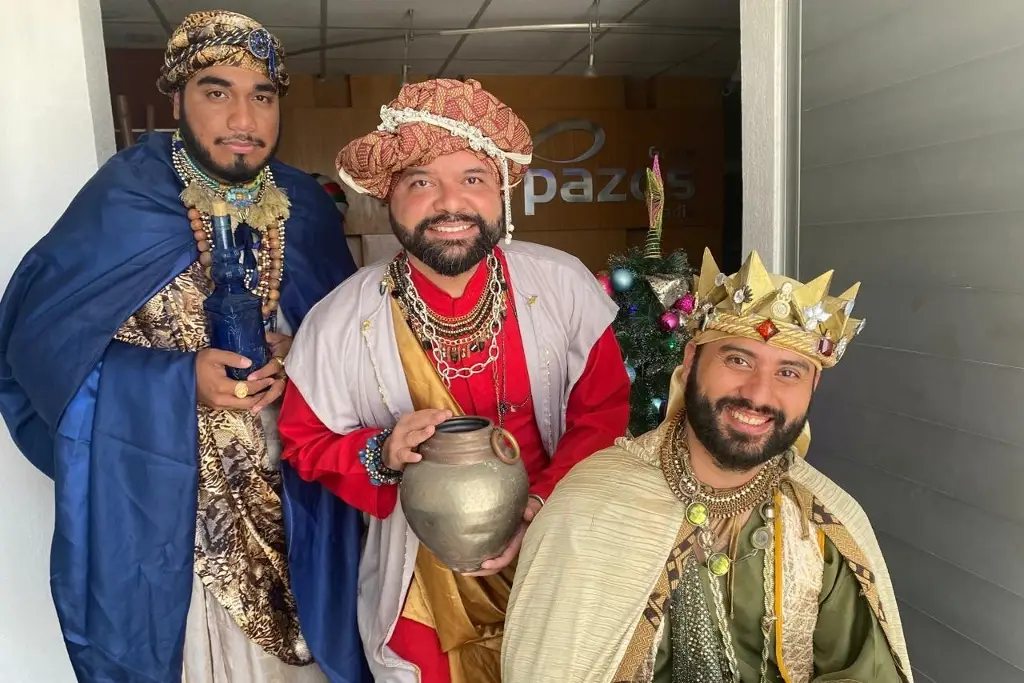 Imagen Los Reyes Magos visitan XEU, están listos para entregar juguetes a los niños (+Video)