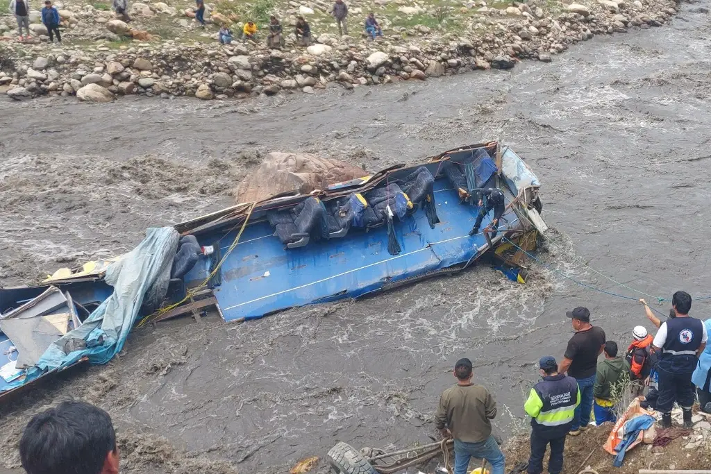 Imagen Deja 6 muertos y 32 heridos caída de autobús a un río en Perú