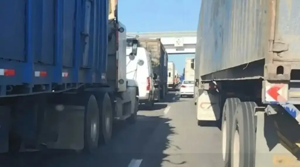 Imagen Reportan hasta 6 kilómetros de fila en autopista con dirección a la ciudad de Veracruz