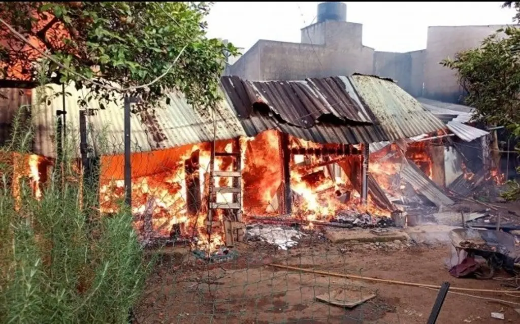 Imagen Antes del Día de Reyes, se incendia humilde vivienda en Banderilla, Veracruz