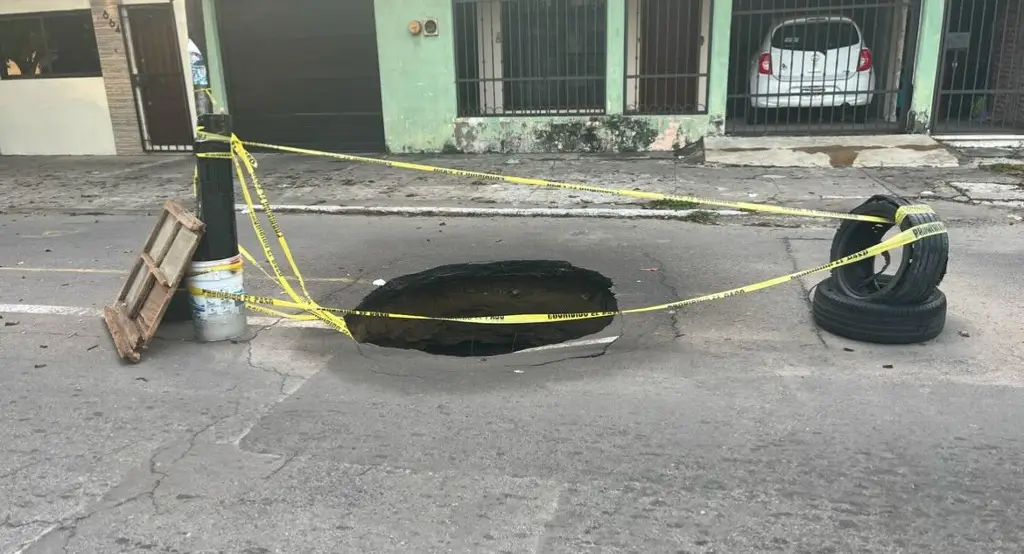 Imagen Tremendo socavón en centro de Veracruz