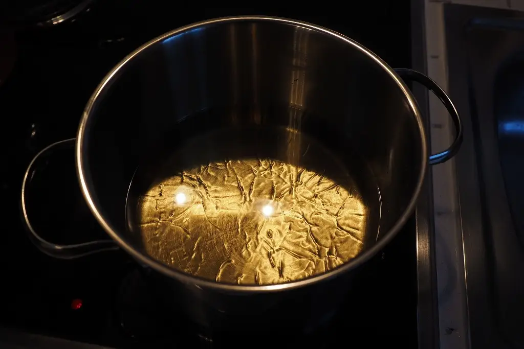 Imagen Hombre arroja aceite hirviendo a dos cocineras