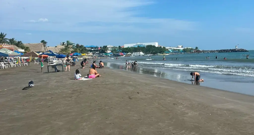 Imagen Turistas disfrutan de las playas a pesar de las banderas rojas en Veracruz