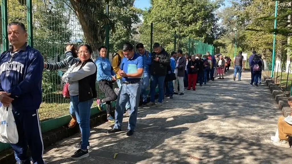 Imagen Largas filas de pacientes en la Clínica 11 del IMSS en Xalapa, Veracruz