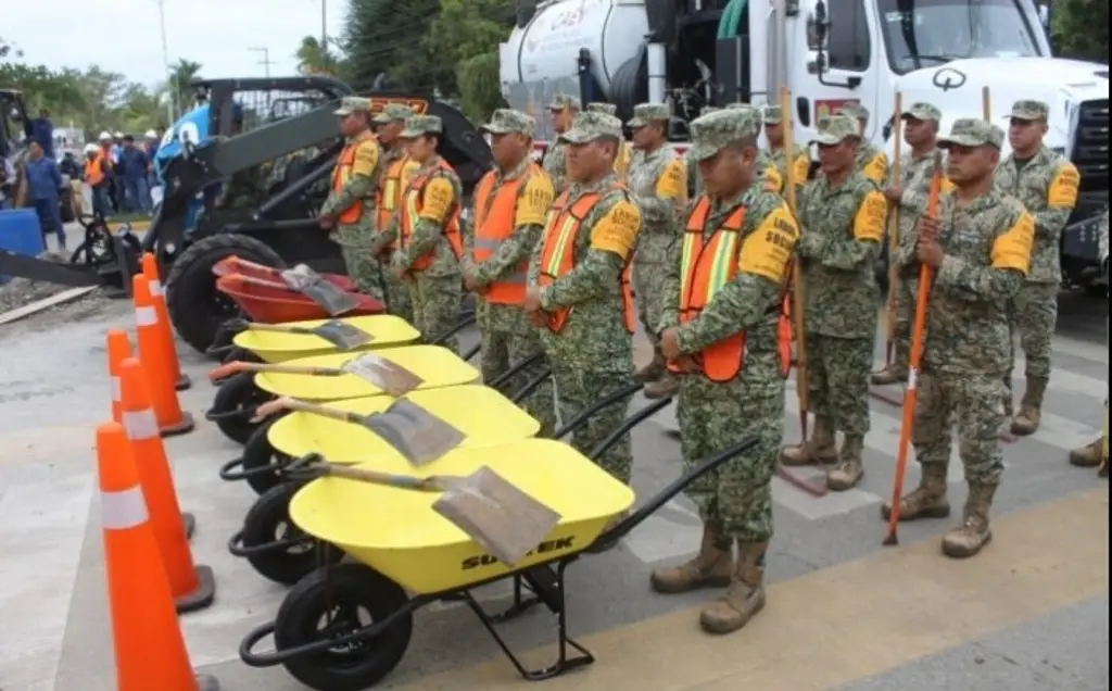 Imagen Despliegan militares para reparar fugas de agua y tapar baches al norte de Veracruz 