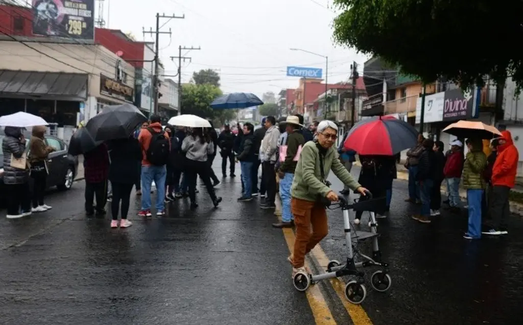 Imagen Ciudadanos protestan en Xalapa por escasez de plásticos para licencias de conducir