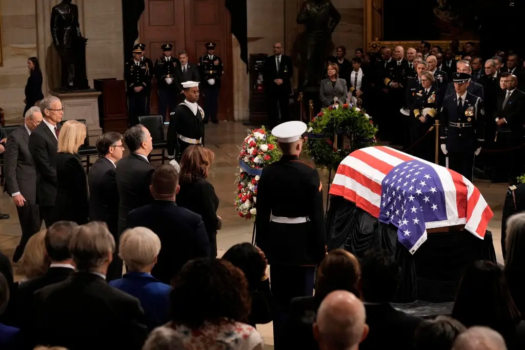 Imagen Llega féretro de Jimmy Carter al Capitolio para homenaje antes de su funeral