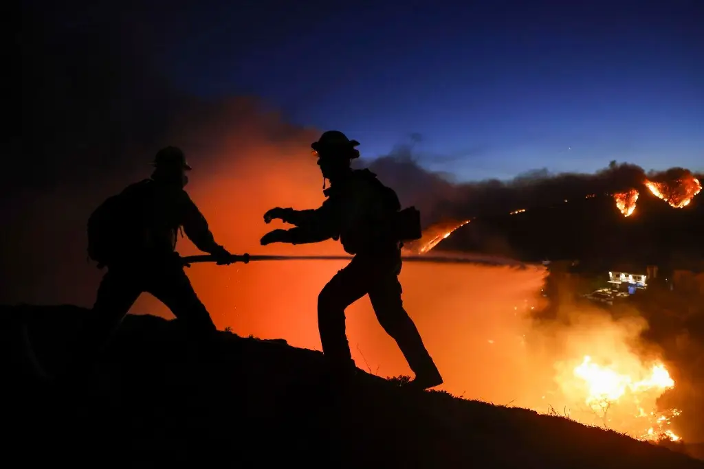 Imagen Incendio de Los Ángeles provoca la evacuación de 30 mil residentes y avanza sin control