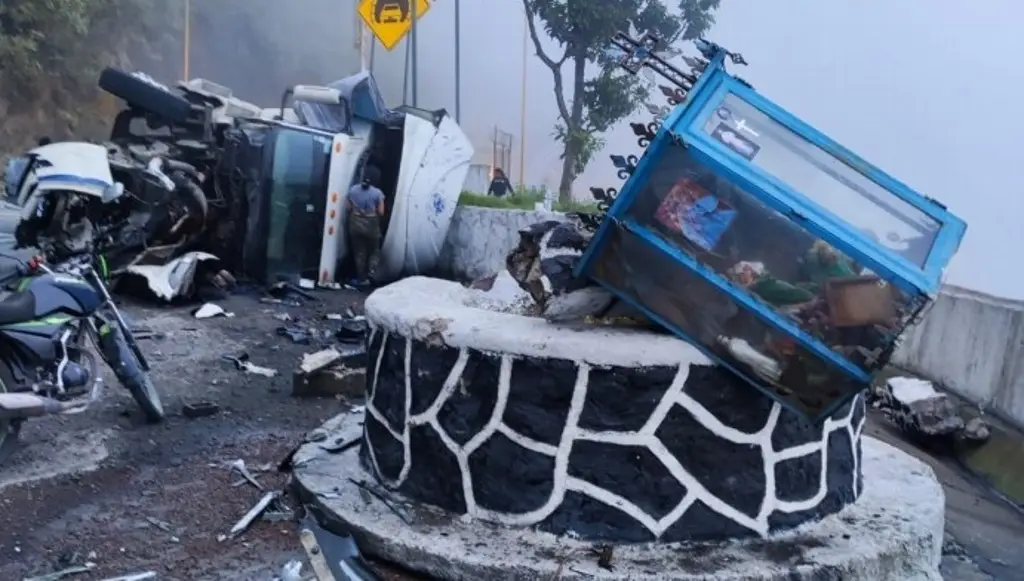 Imagen Fuerte volcadura de tráiler en autopista de Veracruz; hay al menos 2 heridos 