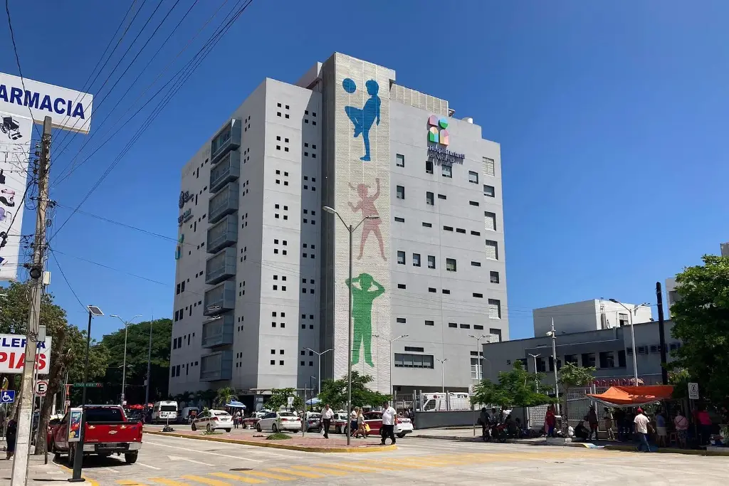 Imagen Retiran estructura de la Torre Pediátrica de Veracruz; fue dañada por el viento 