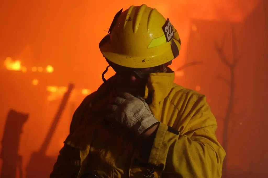 Imagen Biden ofrece ayuda urgente para luchar contra el 'terrible' incendio de Los Ángeles