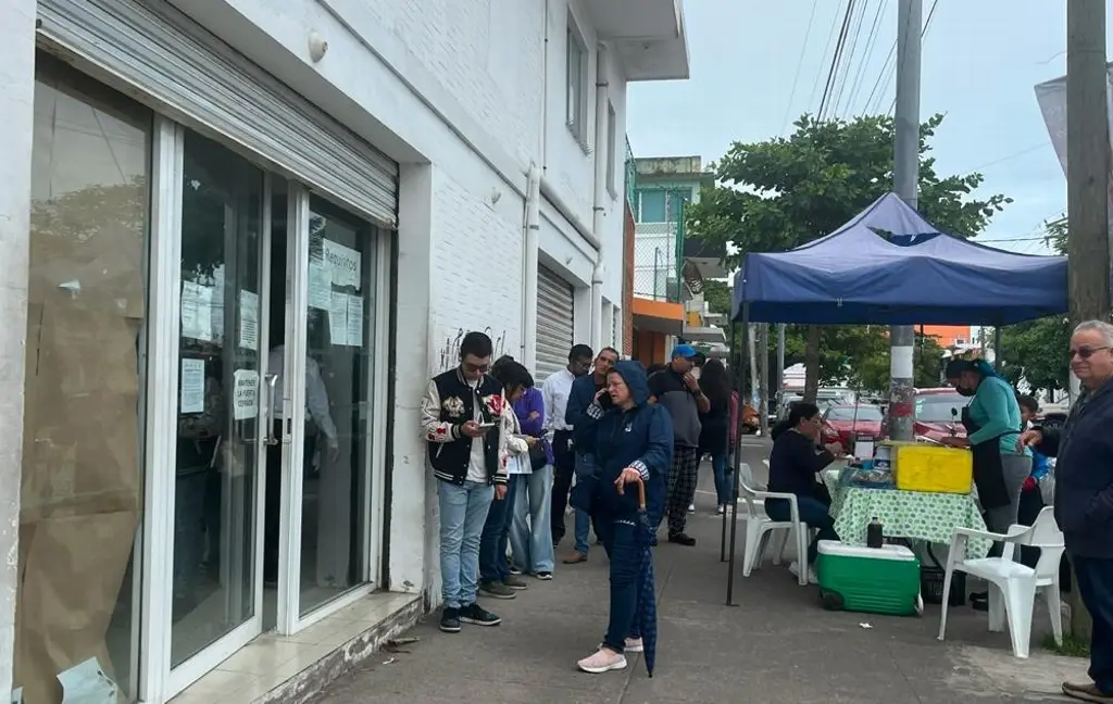 Imagen Continúan largas filas en los módulos de licencia en Veracruz 