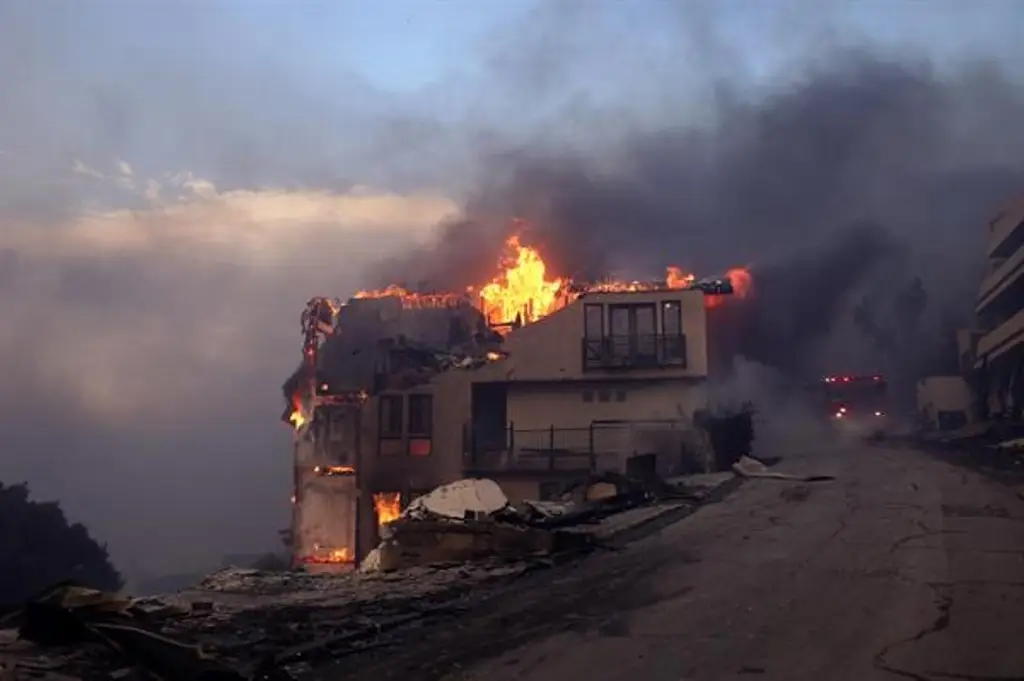 Imagen Ya son 5 muertos por incendios que azotan a Los Ángeles, California 