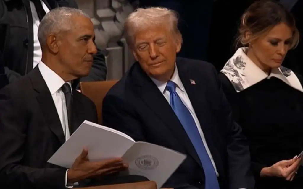 Imagen Trump y Obama conversan amistosamente en funeral de Carter